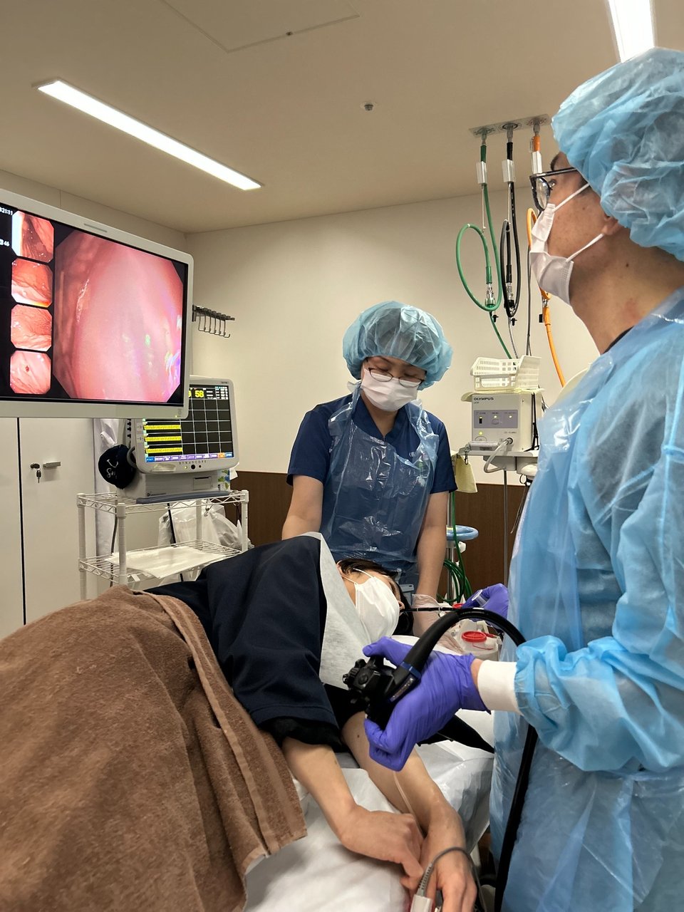 胃カメラ検査中のようす。モニターを見ながら安全に検査を進めます。